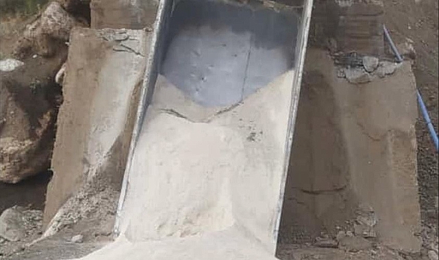 Yüklü kamyonun ağırlığına dayanamayan köprü yıkıldı
