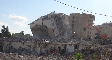 8 katlı bina halatla çekilerek yıkıldı