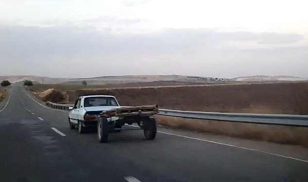 Adıyaman'da ilginç görüntü: Otomobil at arabasını çekti