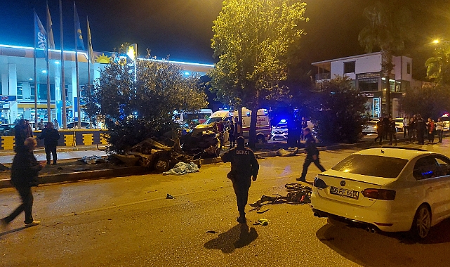 Ağaca çarpan otomobil ikiye bölündü: Ölü ve yaralılar var