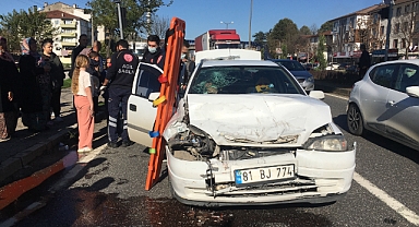 Ani fren yapan cipe otomobil çarptı: 4'ü çocuk 8 yaralı