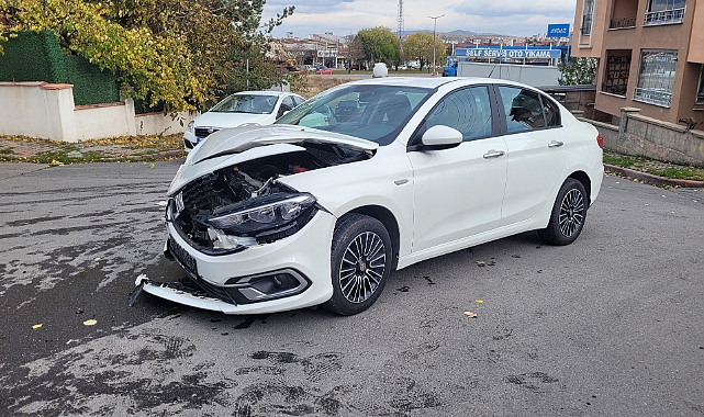 Arabasını yıkadı, ardından kaza yaptı: 3 yaralı