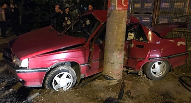 Beton direğe çarpan otomobil kağıt gibi ezildi: 1 ölü