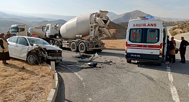 Beton mikseri ile otomobil çarpıştı: 2 yaralı
