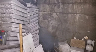 Bir iş yerinde çıkan yangın 2 iş yerine daha sıçradı