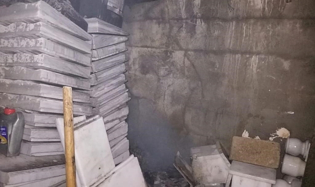 Bir iş yerinde çıkan yangın 2 iş yerine daha sıçradı