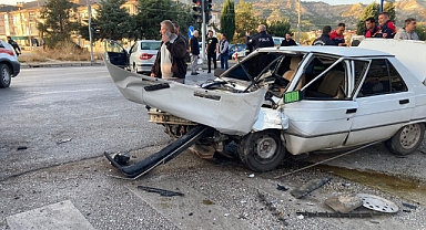 Burdur’da iki otomobil çarpıştı: 3 yaralı