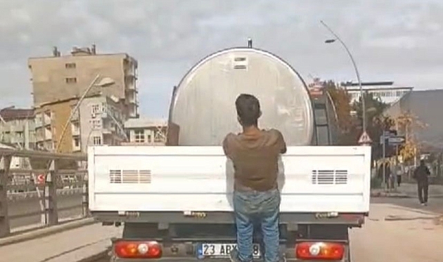 Çocukların pikap arkasında tehlikeli yolculuğu