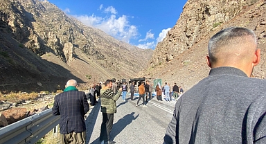 Çukurca karayolunda un yüklü tır devrildi: 1 yaralı