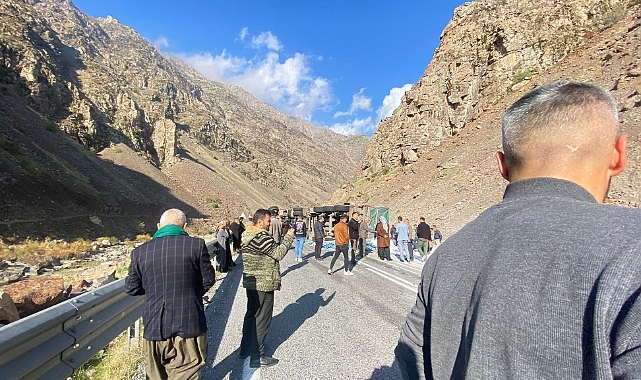 Çukurca karayolunda un yüklü tır devrildi: 1 yaralı