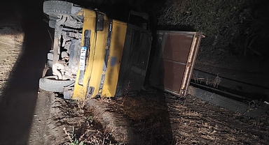 Demir yüklü kamyon devrildi: 2 yaralı