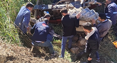Devrilen traktörün altında kalan sürücü ağır yaralandı