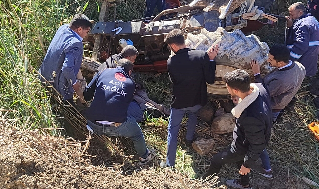 Devrilen traktörün altında kalan sürücü ağır yaralandı