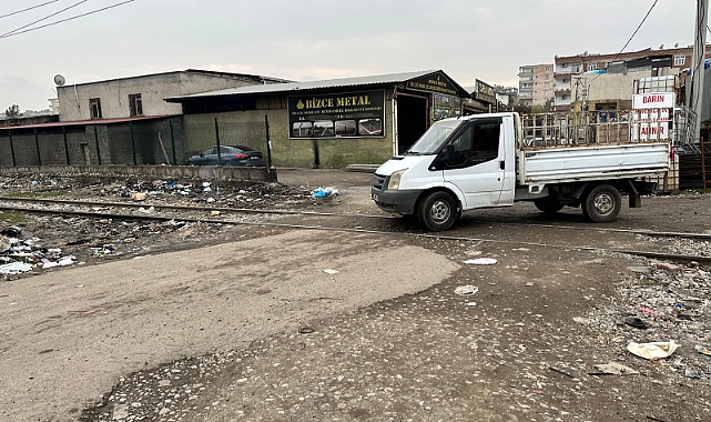 Diyarbakır’da tren kazası: Hafif ticari araç sürücüsü ölümden döndü