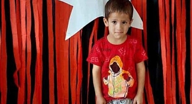 Evinin önünde otomobil çarpan çocuk hayatını kaybetti