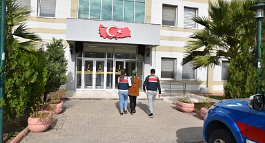 FETÖ hükümlüsü kadın kitaplık arkasındaki gizli bölmede yakalandı