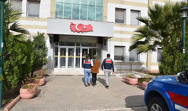FETÖ hükümlüsü kadın kitaplık arkasındaki gizli bölmede yakalandı