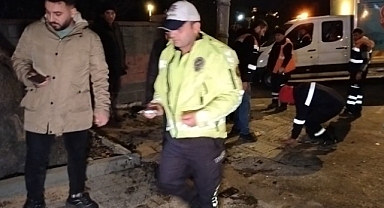 Hafif ticari araç denetim yapan polise çarptı