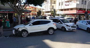 Hafif ticari araç ile otomobil çarpıştı: 2 yaralı