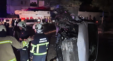 Hafif ticari araç ile otomobil kafa kafaya çarpıştı: 2’si ağır 6 yaralı