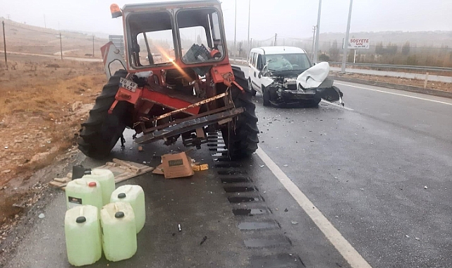 Hafif ticari araç traktöre arkadan çarptı: 2 yaralı