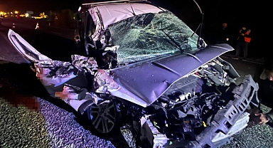 Hafif ticari araç traktöre arkadan çarptı: 2 yaralı