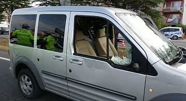 Hafif ticari araç yayalara çarptı: 1’i ağır 2 yaralı