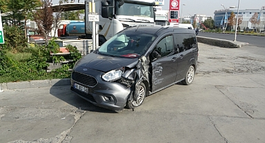 Hafif ticari araçla çarpışan araç refüje savruldu