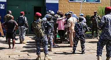 Hapishaneden kaçan 2 bin mahkum aranıyor