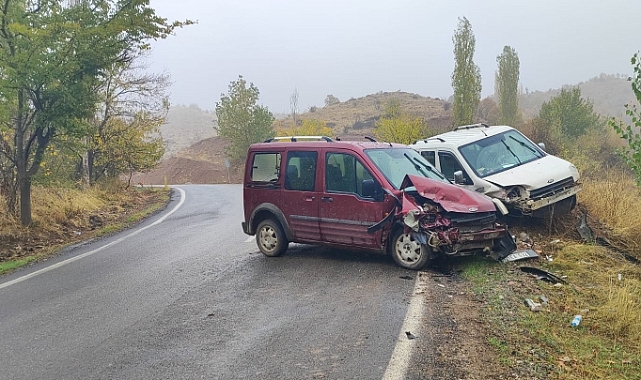 İki hafif ticari araç çarpıştı: 9 yaralı