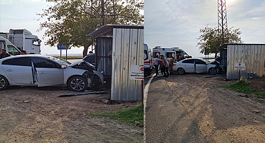 İki otomobil kafa kafaya çarpıştı: 3 yaralı