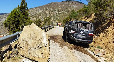 İşçilerin bulunduğu minibüs uçuruma yuvarlandı: 2 yaralı