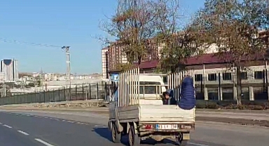 Kamyonet kasasında tehlikeli yolculuk