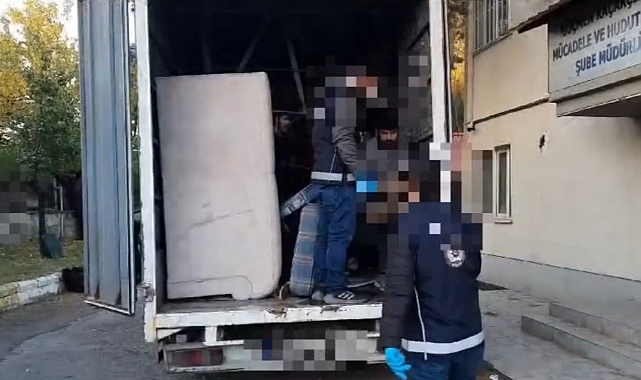Kamyonette 25 kaçak göçmen yakalandı