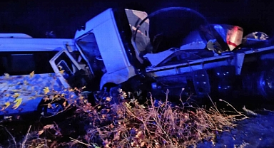 Karşı şeride geçen minibüs tırla çarpıştı: 1 ölü, 2 yaralı