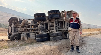 Kilis’te kum yüklü kamyon devrildi: 1 yaralı