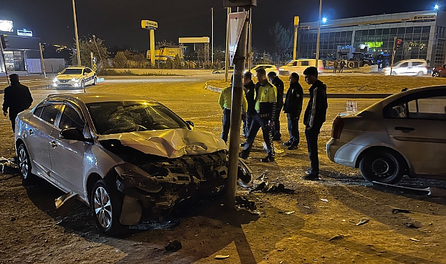 Kırmızı ışık ihlali kaza getirdi: 1’i çocuk 5 yaralı