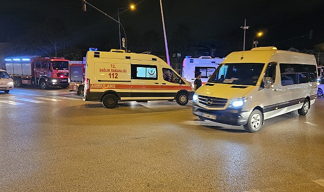 Kırmızı ışıkta geçen otomobil ticari taksiye çarptı: 6 yaralı