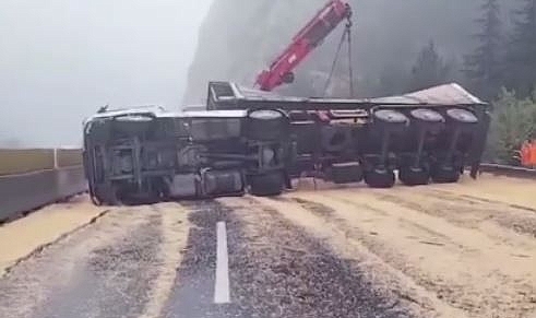 Kontrolden çıkan tır otoyolda yan yattı, yol tahıl ile kaplandı