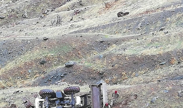 Köy yolunda çalışma yapan iş makinesi uçuruma yuvarlandı