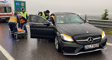 Kuzey Marmara Otoyolu'nda lüks otomobil tıra çarptı: 2'si ağır 3 yaralı