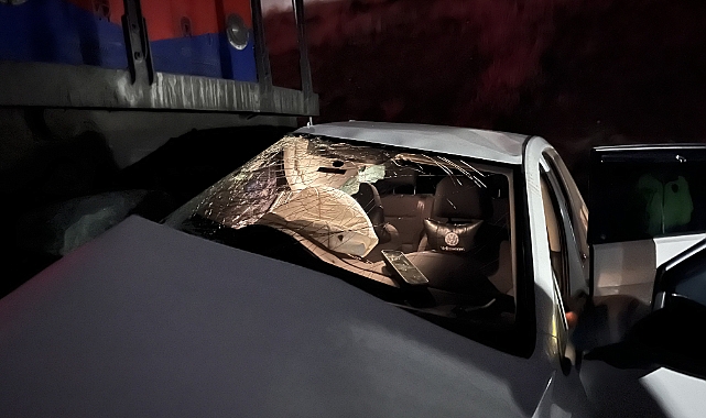 Lokomotif otomobile çarptı: 2’si ağır 5 yaralı