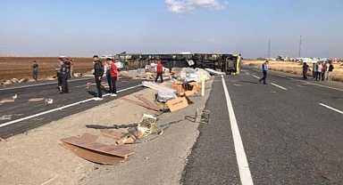 Mardin’de mobilya yüklü tır devrildi: 1 yaralı