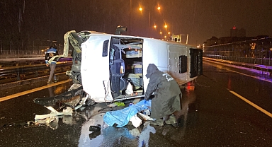 Minibüs bariyerlere çarpıp devrildi: 1 ölü, 1 yaralı