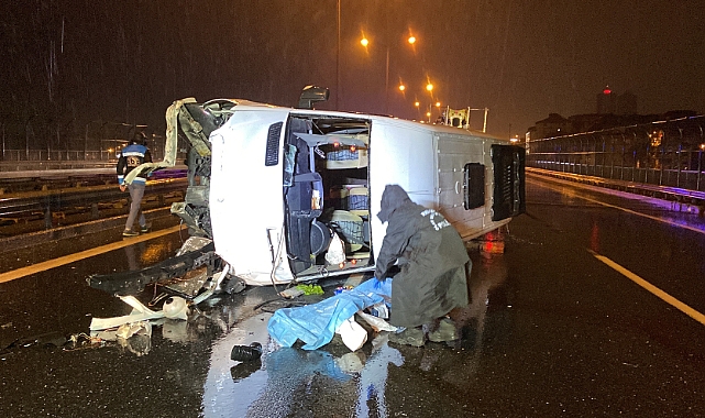 Minibüs bariyerlere çarpıp devrildi: 1 ölü, 1 yaralı