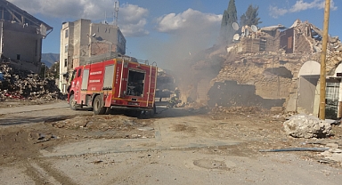 Onarılmayı bekleyen iş yerinde yangın çıktı