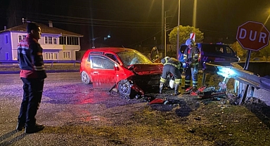 Otomobil bariyerlere çarptı: 1 yaralı