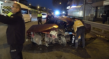 Otomobil Bursaray'ın bariyerine çarptı: 2 yaralı