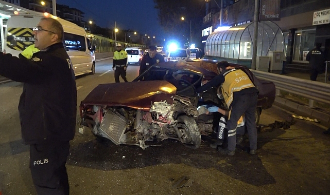 Otomobil Bursaray'ın bariyerine çarptı: 2 yaralı