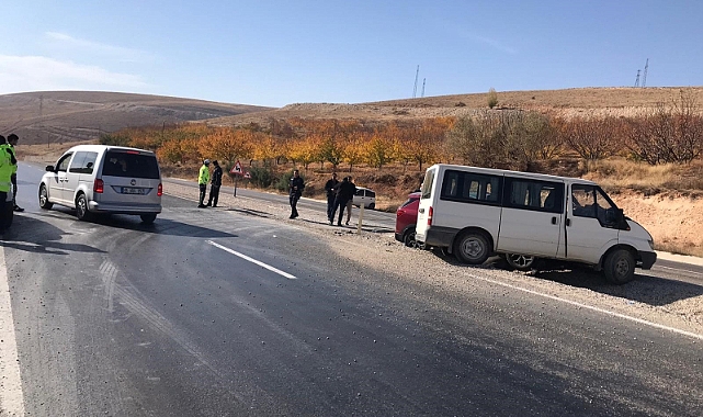 Otomobil ile minibüs çarpıştı: 5 yaralı